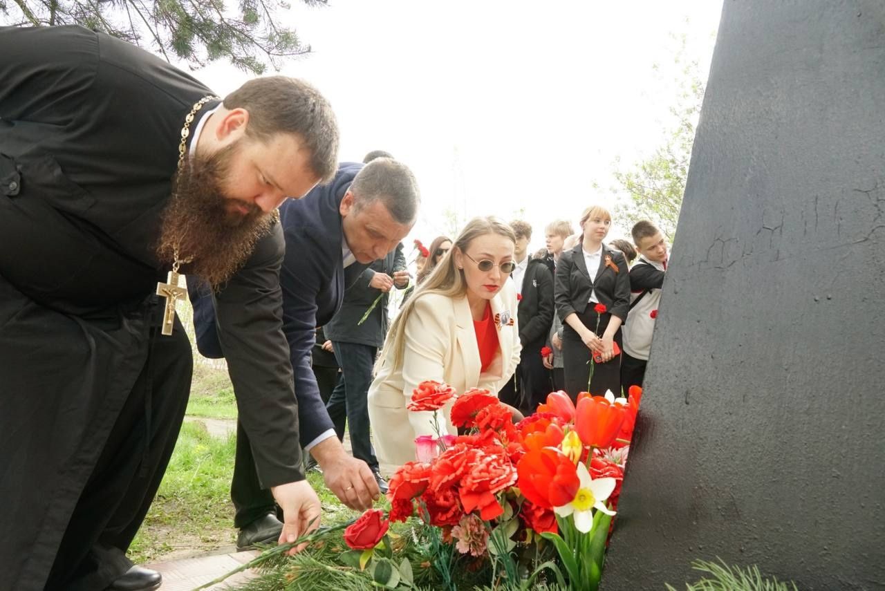 Возложение цветов к памятнику Неизвестному солдату в Павловском Посаде
