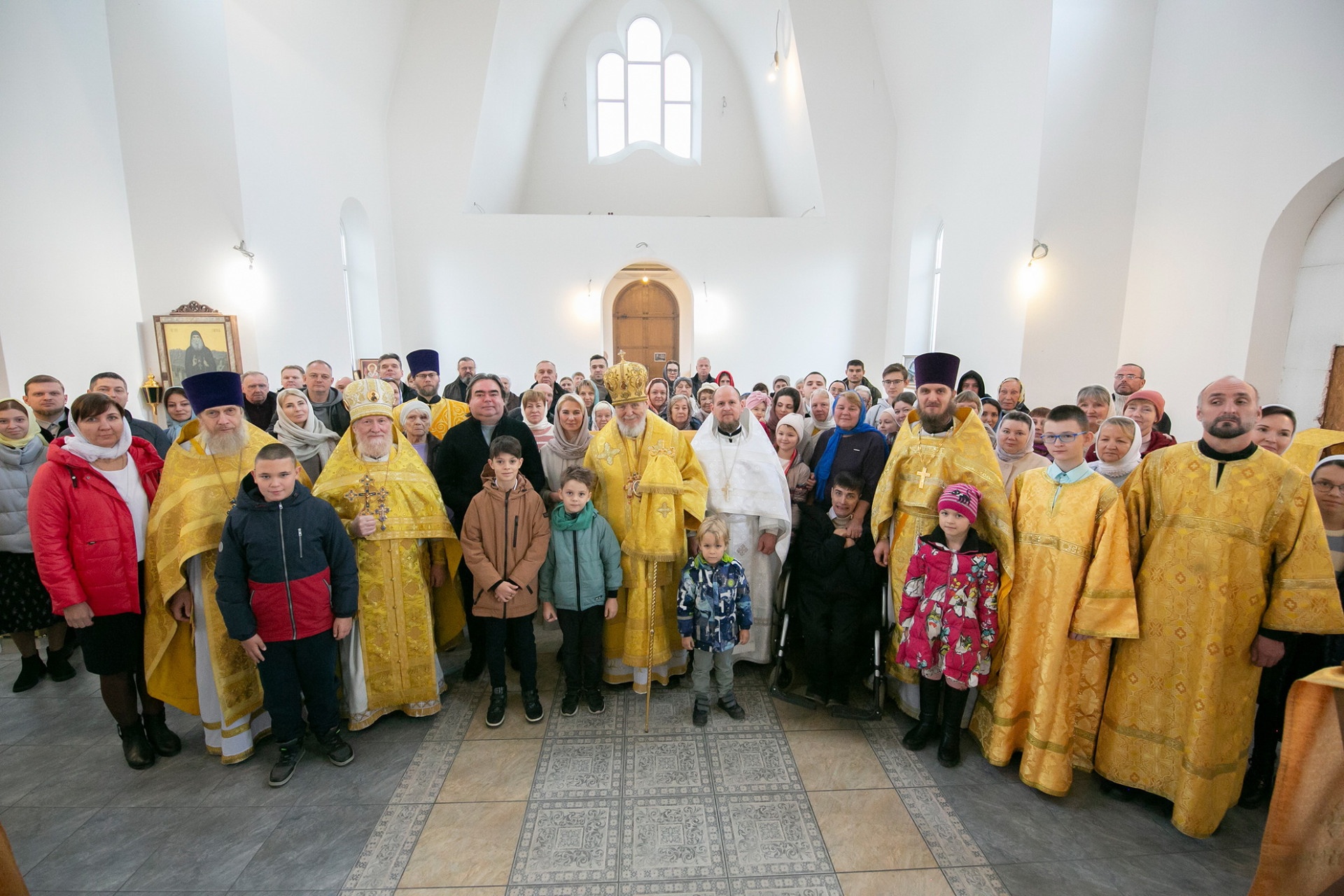 Архиерейское богослужение в Покровском храме деревни Воря-Богородское 