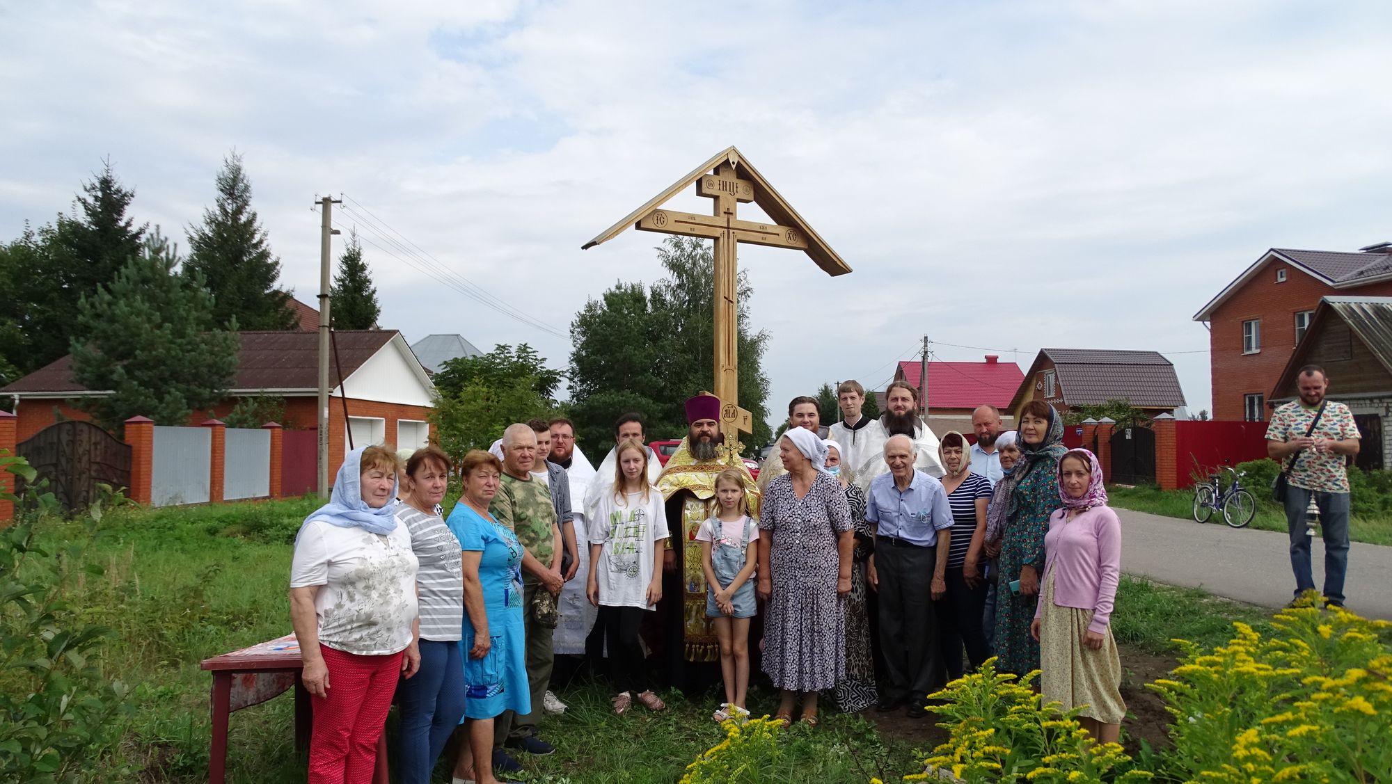 Освящение поклонного креста в деревне Большое Кишнево