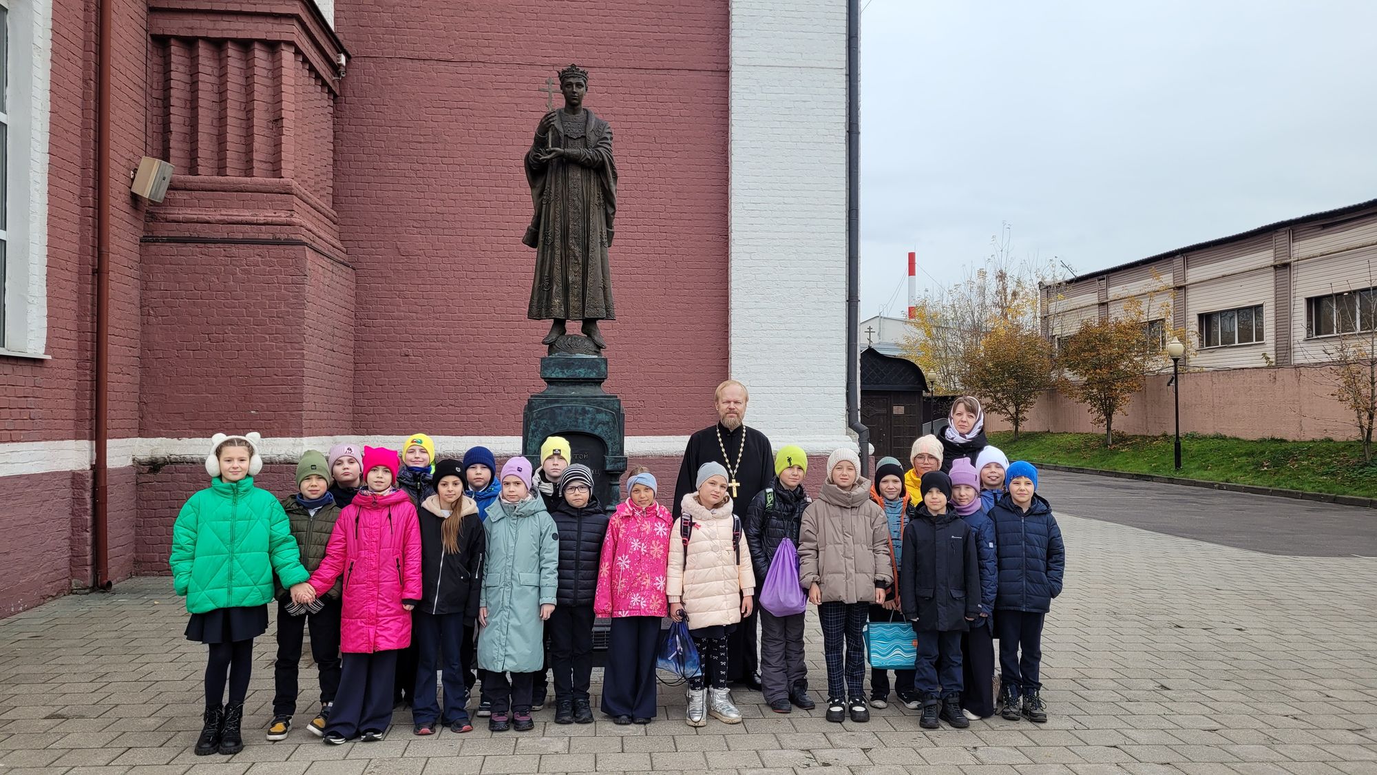 Школьники на экскурсии в Троицком соборе города Щёлково