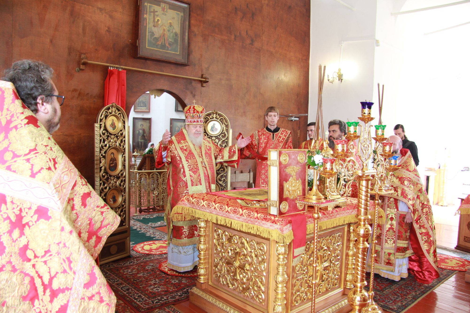 Архиерейское богослужение в Троицком храме деревни Хотеичи