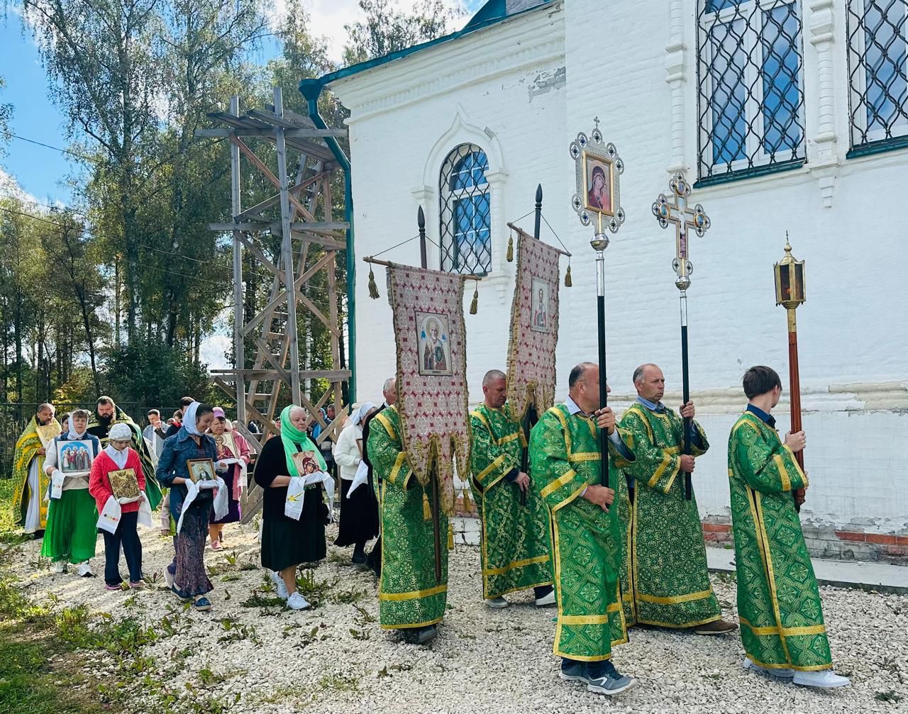 Престольный праздник в Троицком храме деревни Аверкиево
