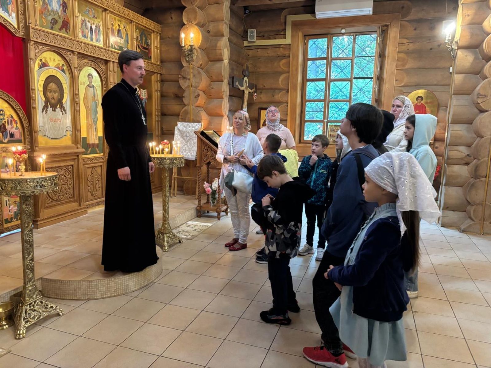 Воспитанники детского реабилитационного центра посетили Неопалимовский храм Балашихи