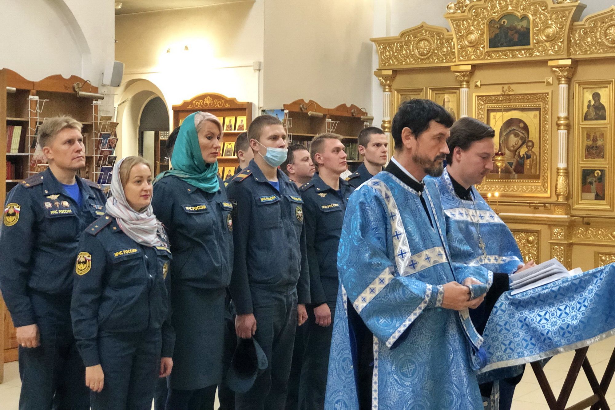 Молебен с участием балашихинских пожарных в Александро-Невском храме