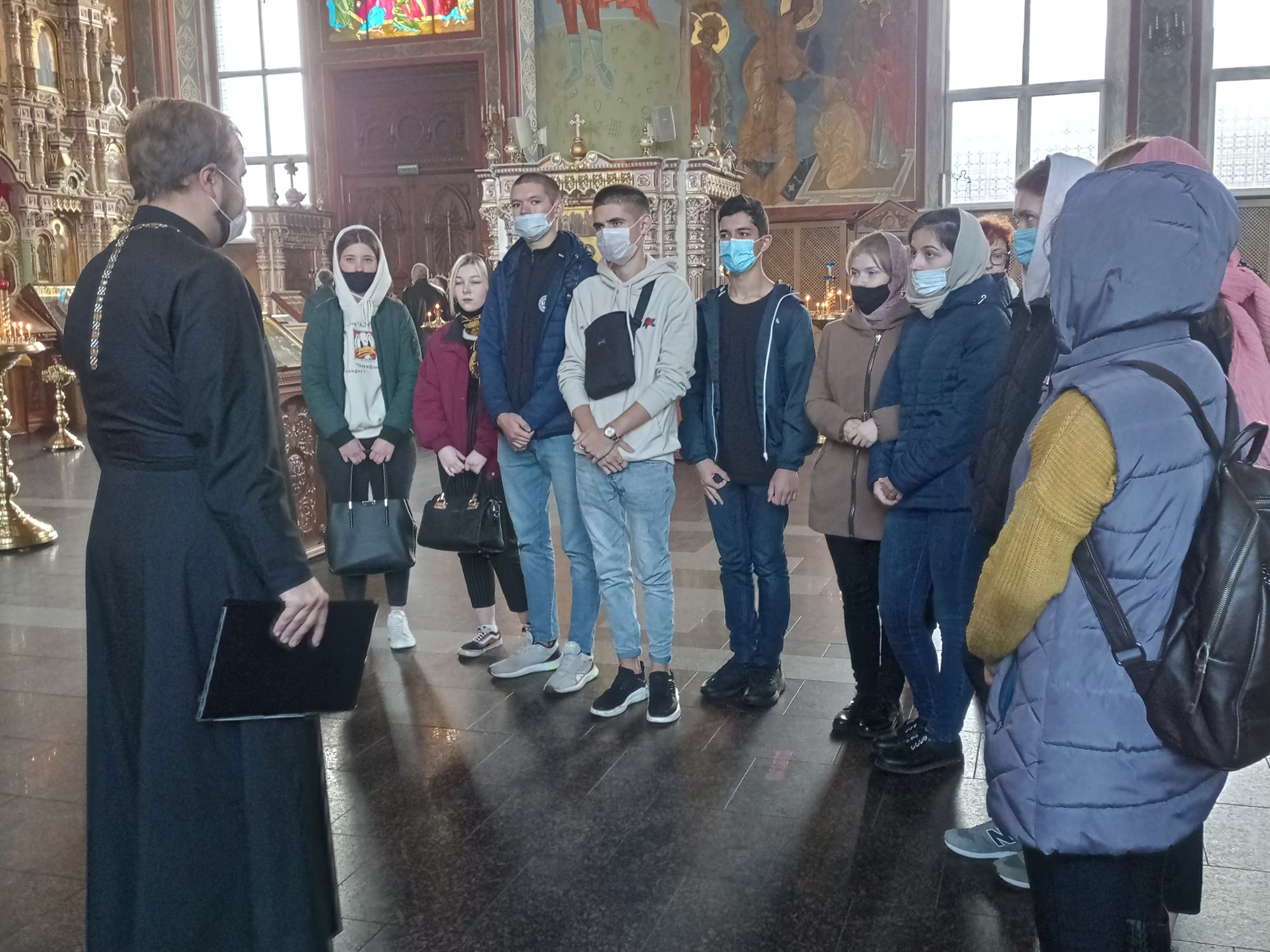 Учащиеся Щелковского колледжа в Троицком соборе