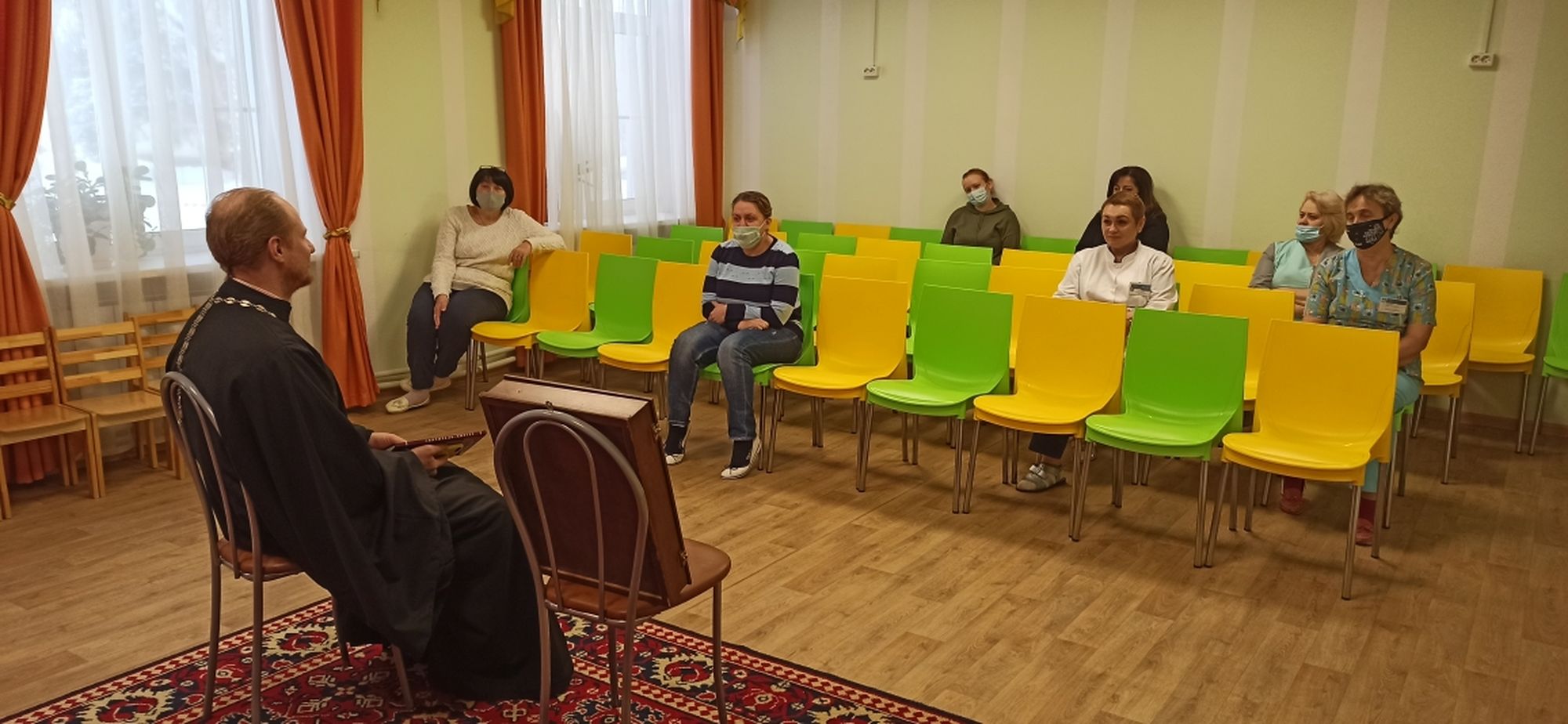 Беседа в отделении «Мать и дитя» реабилитационного центра «Росинка» деревни Медвежьи Озера