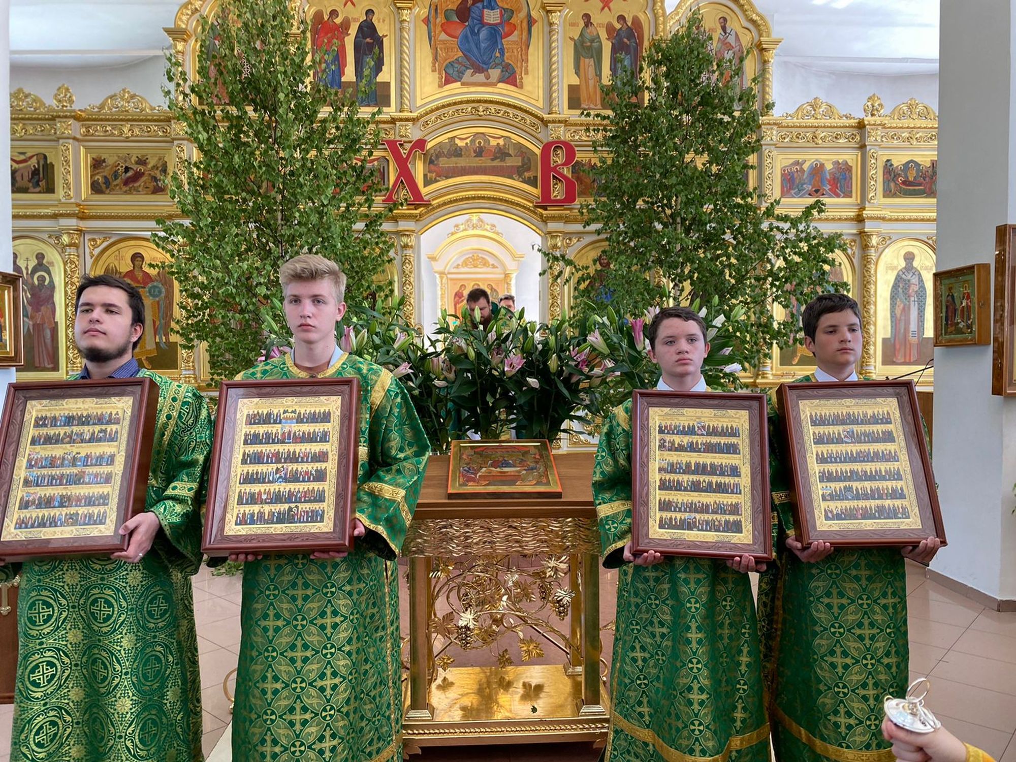 Освящение икон в Казанском храме Павловского Посада