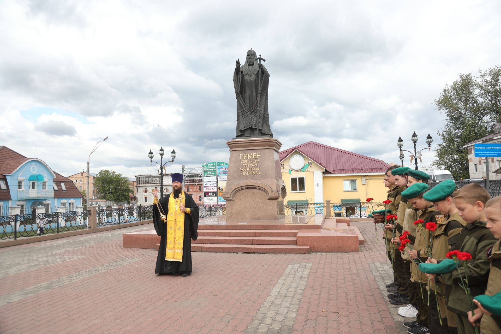 Возложение цветов к памятнику Патриарху Пимену в Ногинске