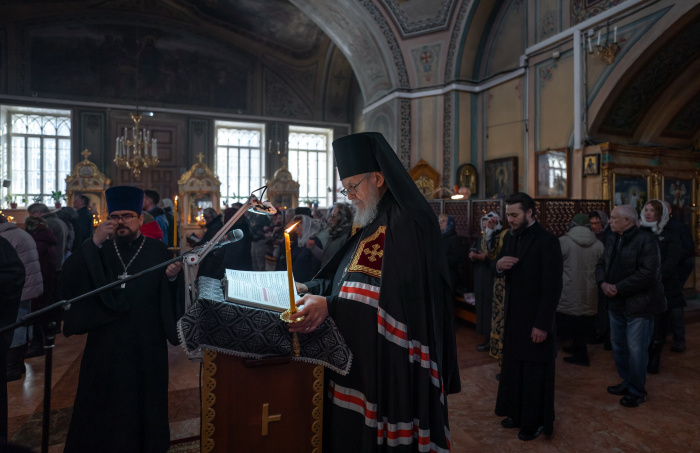 Чтение Великого покаянного канона преподобного Андрея Критского в Преображенском храме микрорайона Саввино
