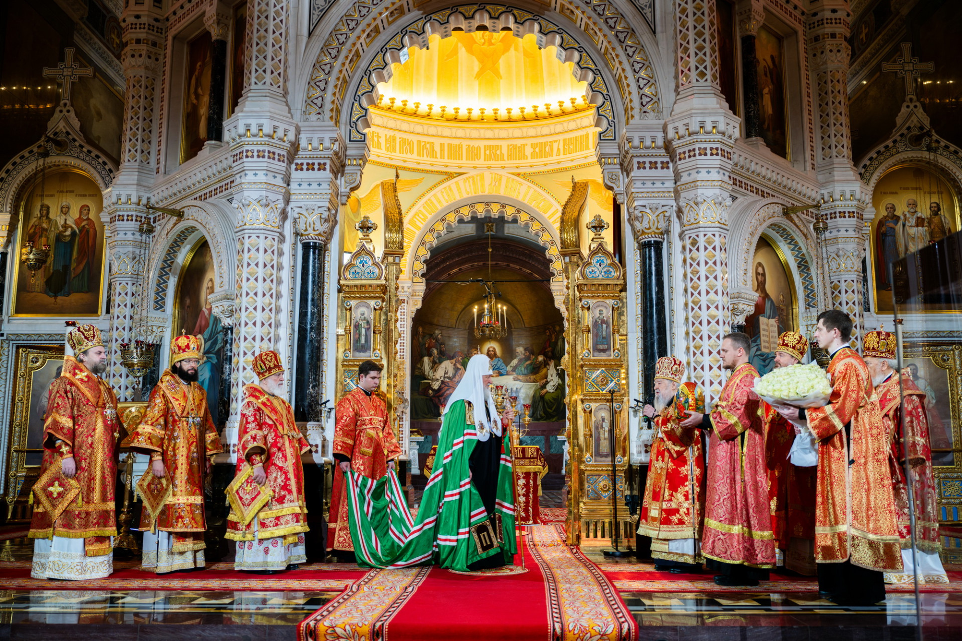 Пасхальная великая вечерня в Храме Христа Спасителя
