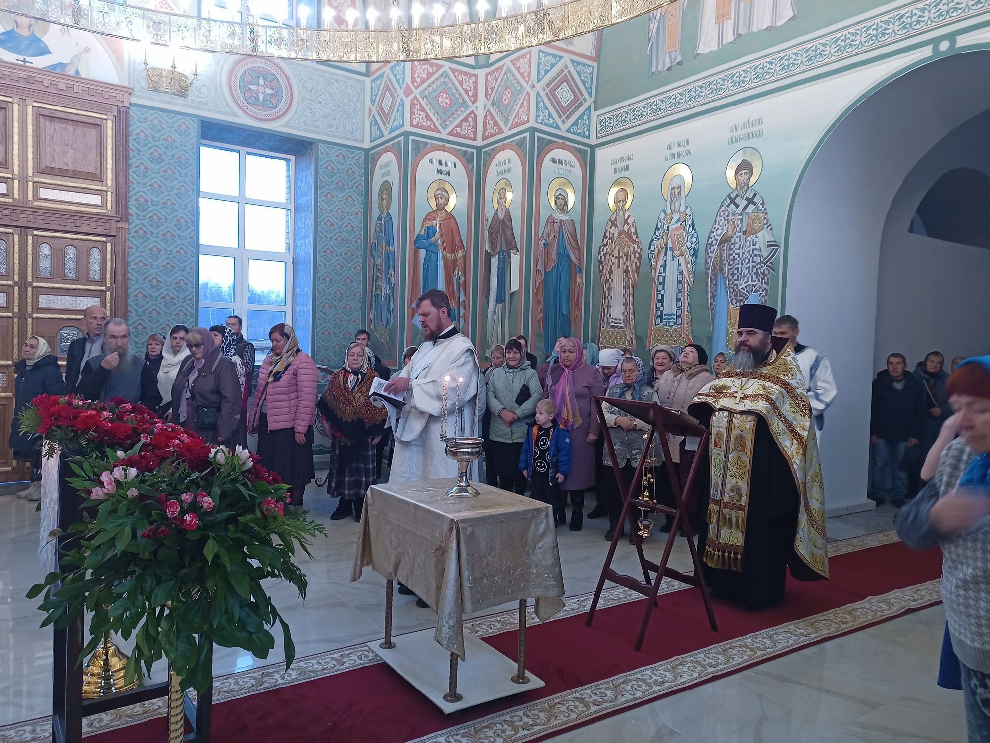 Первая литургия в восстановленном центральном приделе Троицкого храма г. Дрезна