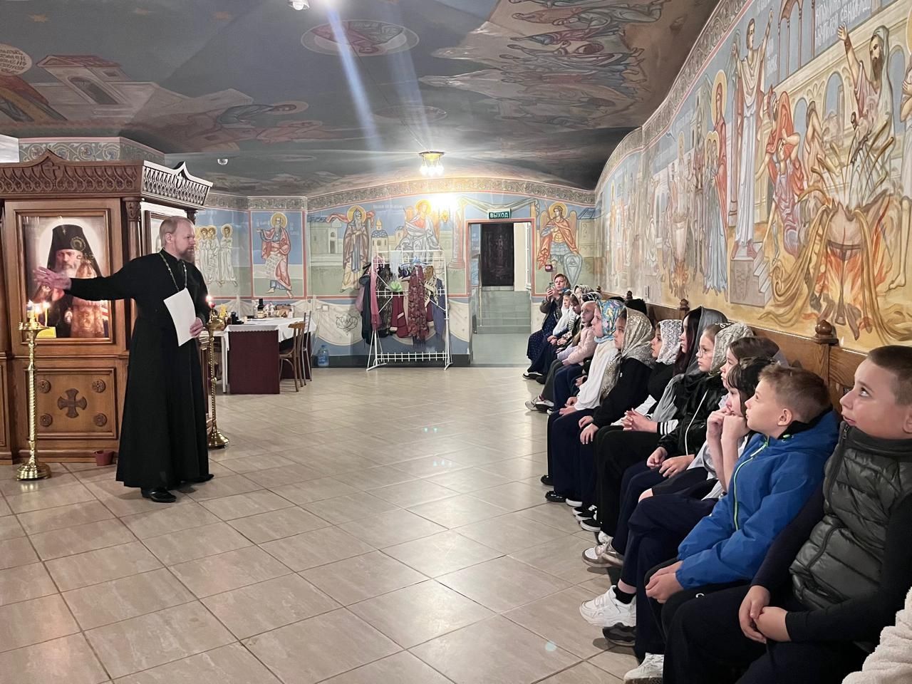 Школьники в Троицком соборе города Щёлково