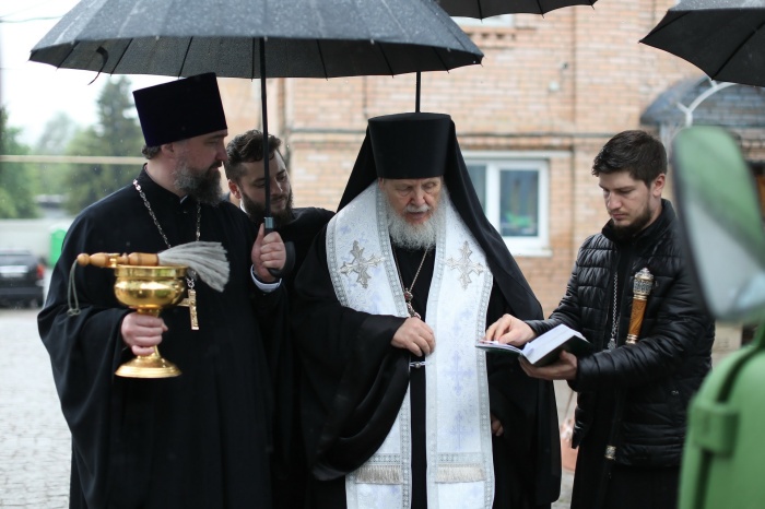 Освящение автотранспорта и гуманитарного груза перед отправкой на Донбасс 