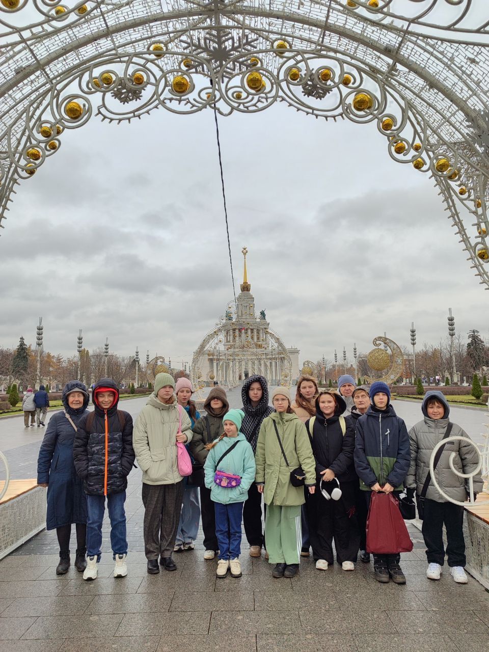 Учащиеся Алексиевской гимназии на выставке «Голгофа Патриарха Тихона»