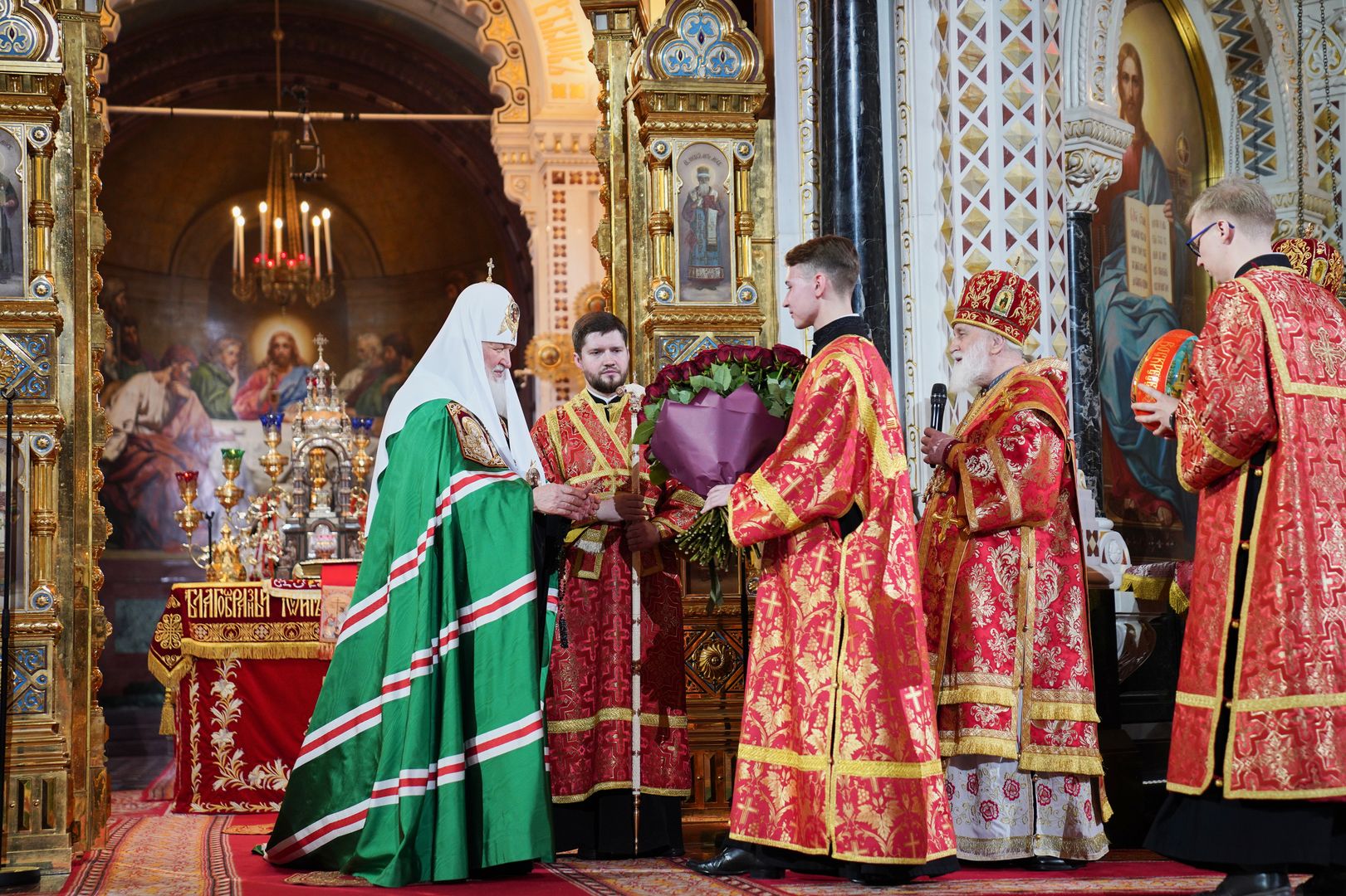 Пасхальная Великая вечерня в Храме Христа Спасителя