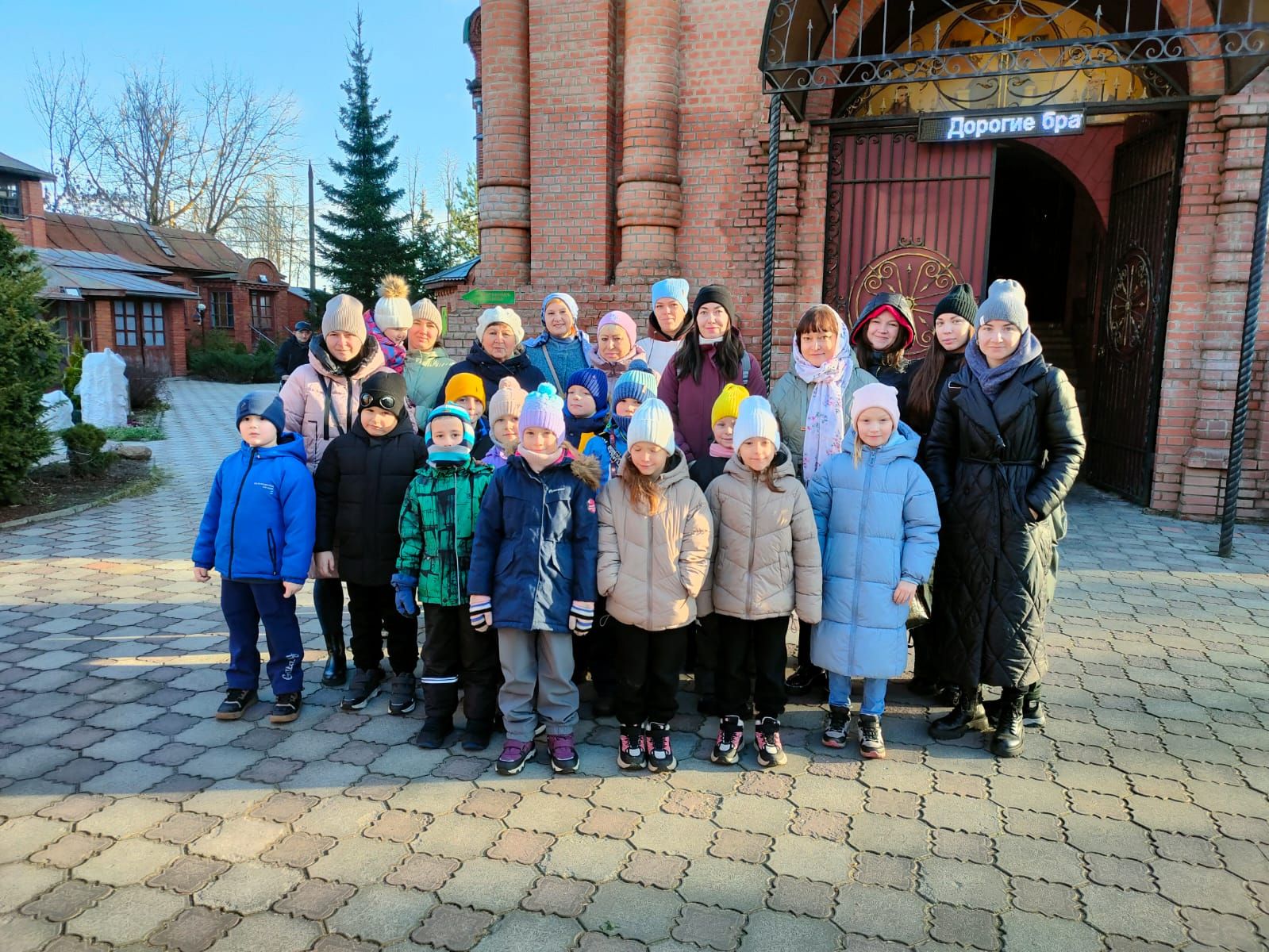 Гимназисты в Иоанно-Богословском храме г. Ликино-Дулёво