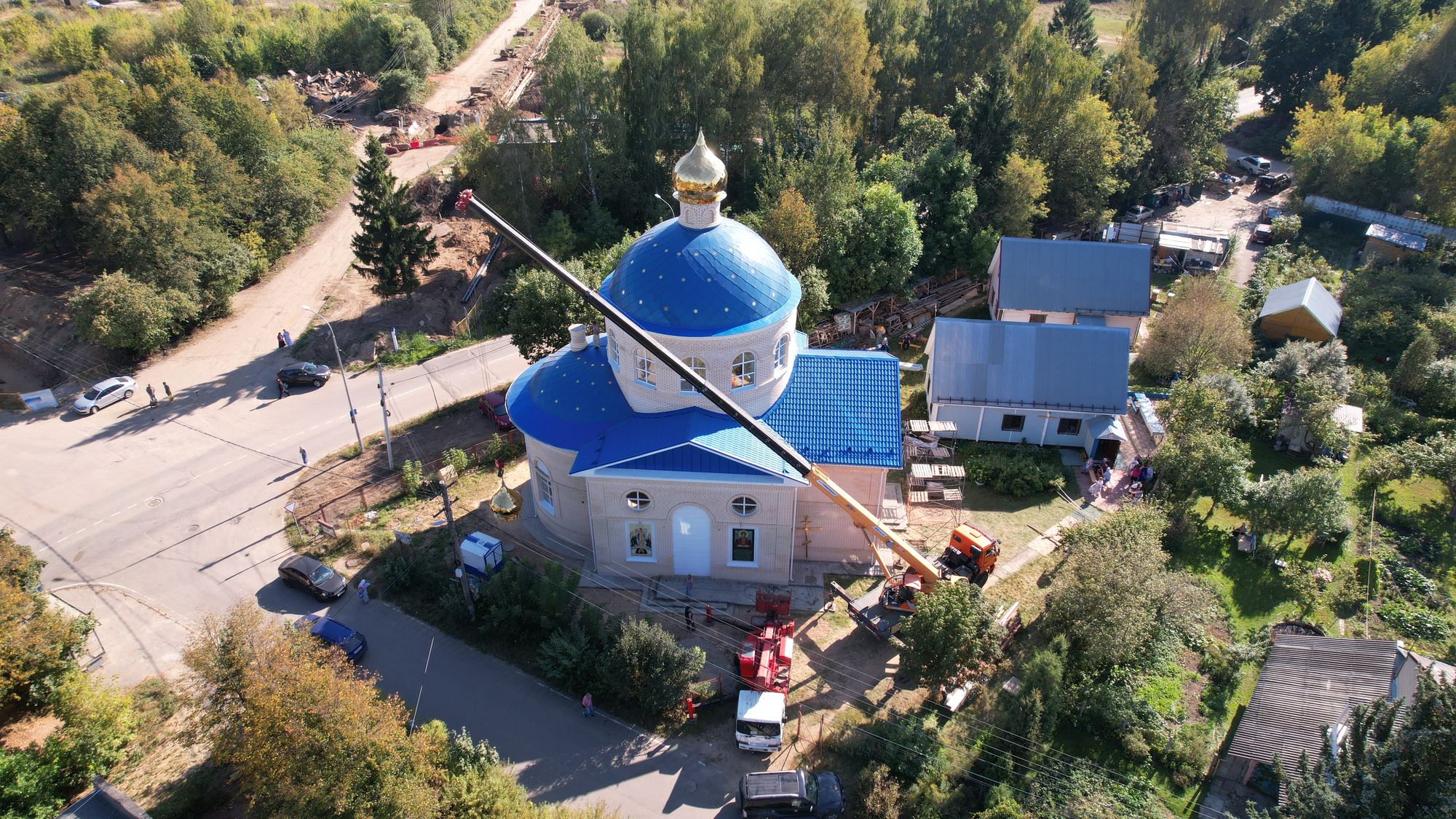 Установка крестов на купола храма иконы Божией Матери «Неупиваемая чаша» села Мизиново