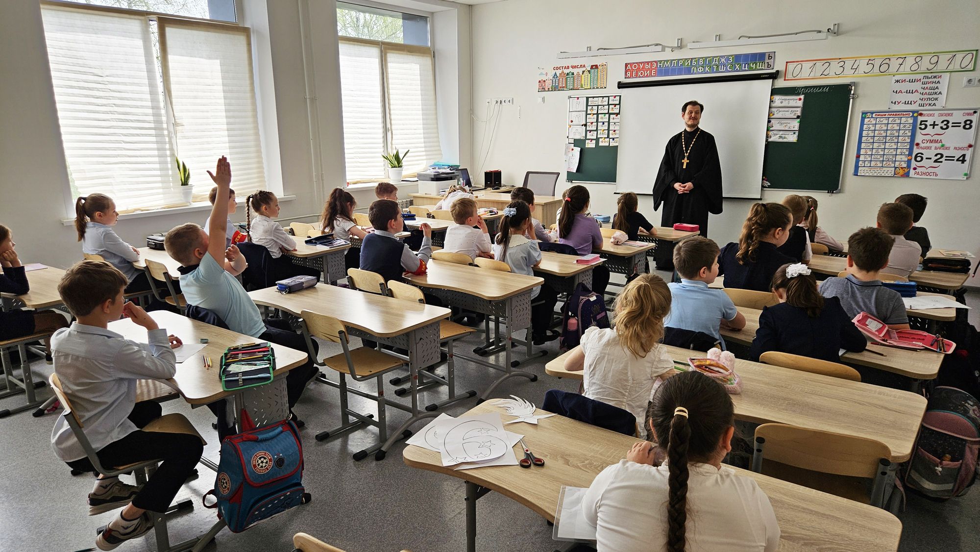 Беседы священника со школьниками в посёлке Краснознаменский