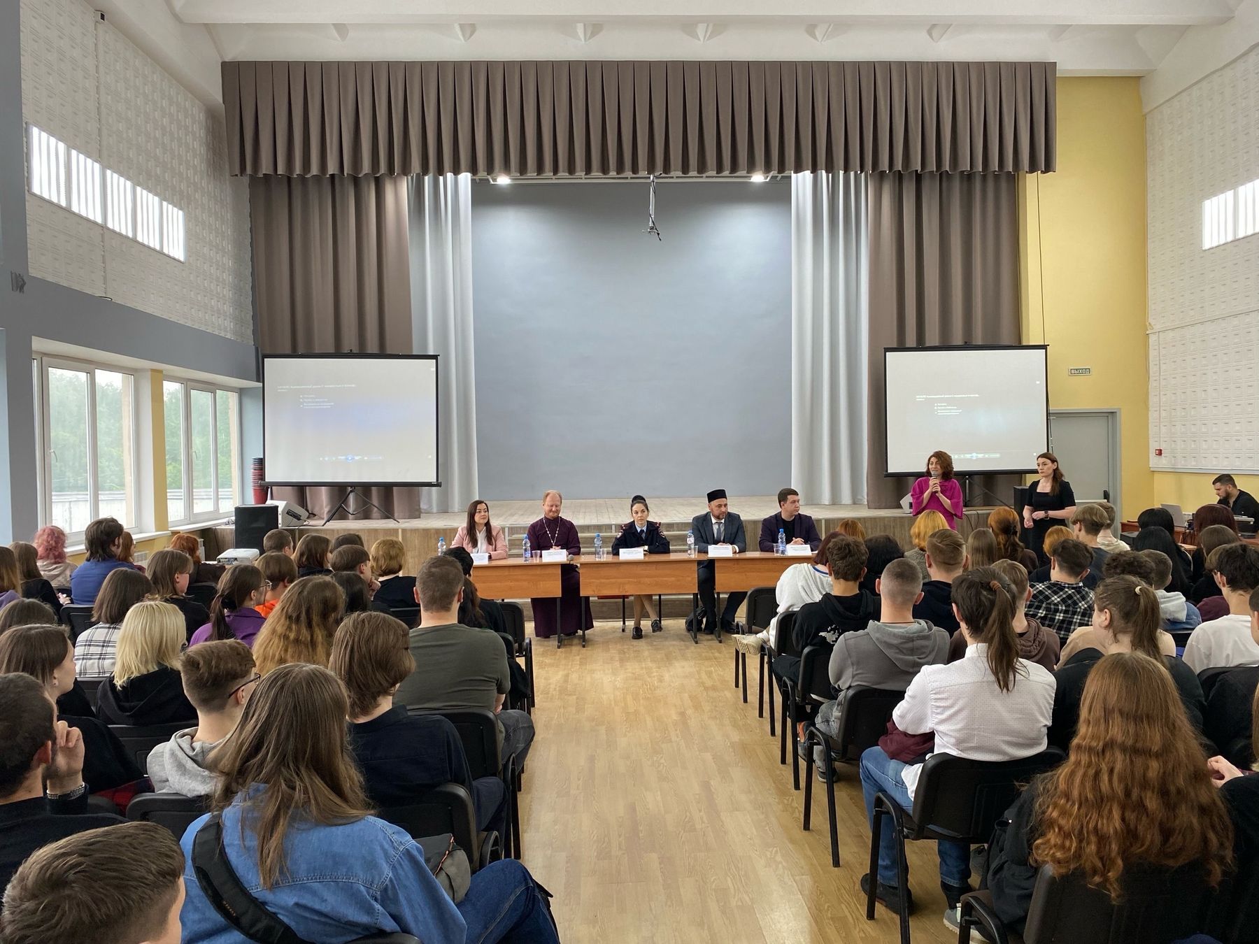 Круглый стол на тему «С ненавистью и ксенофобией нам не по пути»! в Щёлковском колледже