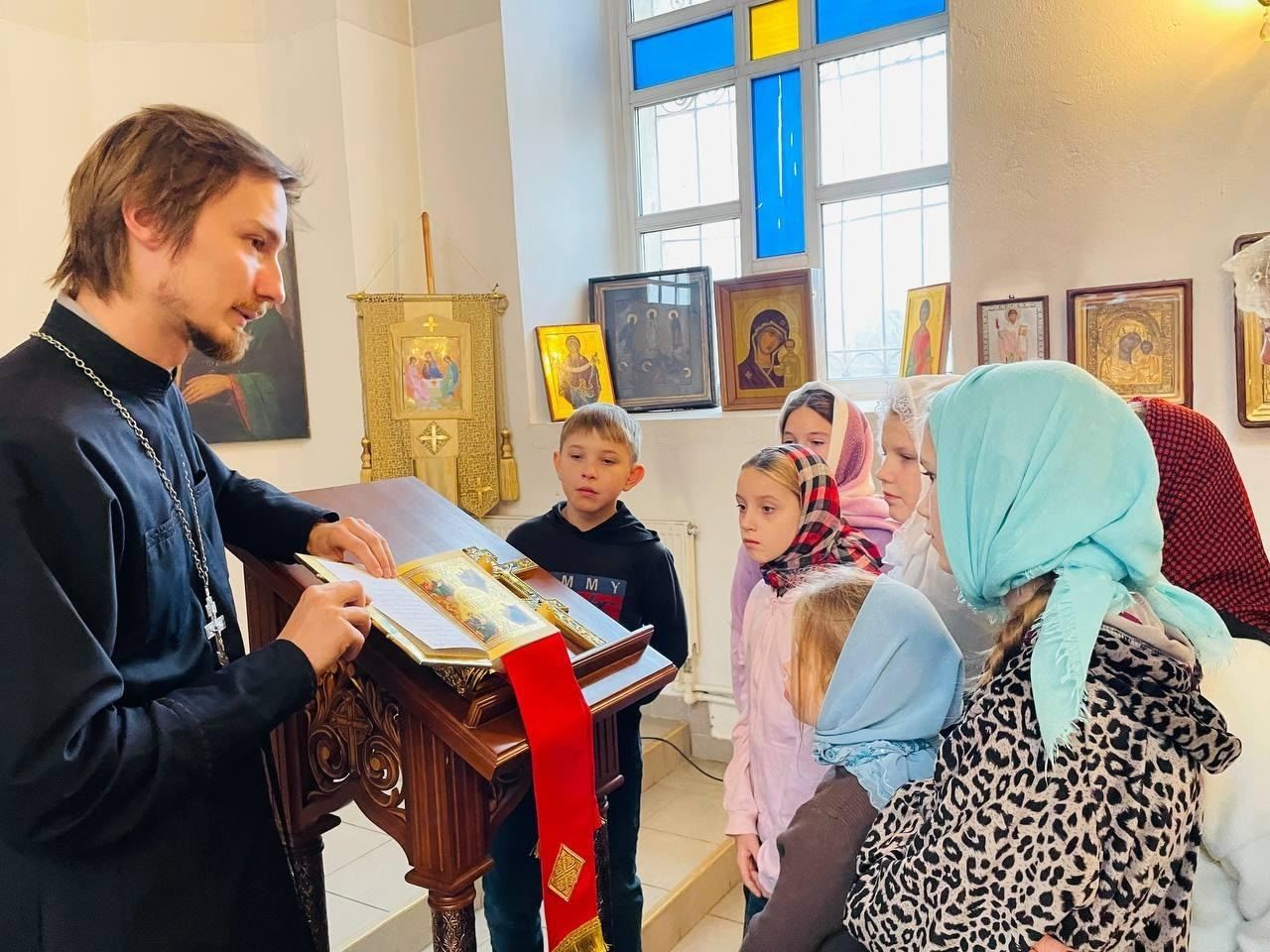 Школьники в Казанском храме деревни Запутное