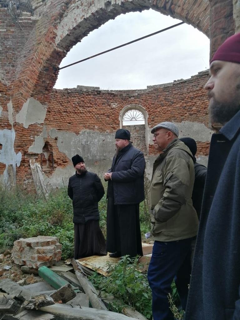 Выездное совещание по вопросам реставрации храма святителя Петра в деревне Авсюнино