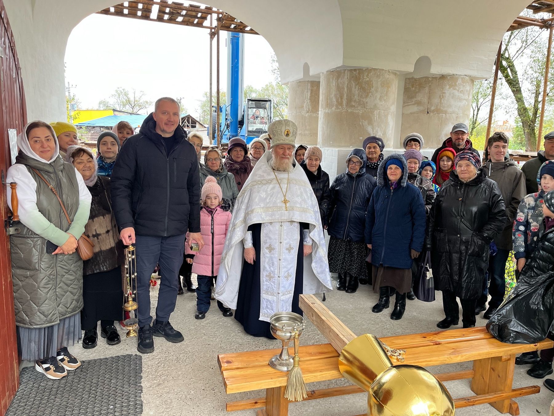 Водружение купола и креста на колокольню храма блаженной Ксении Петербургской деревни Медвежьи Озера