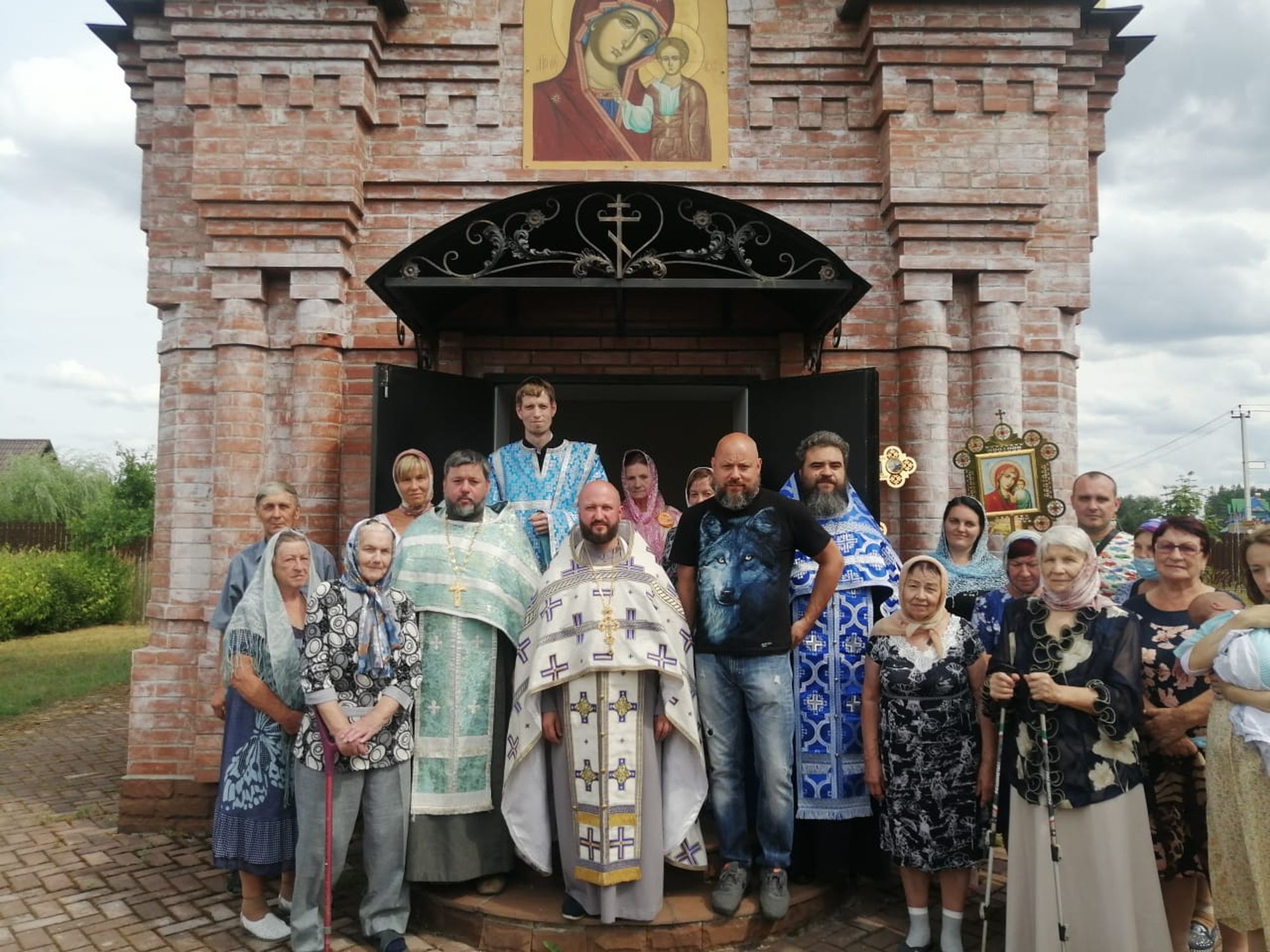 Молебен в часовне Казанской иконы Божией Матери в деревне Острово