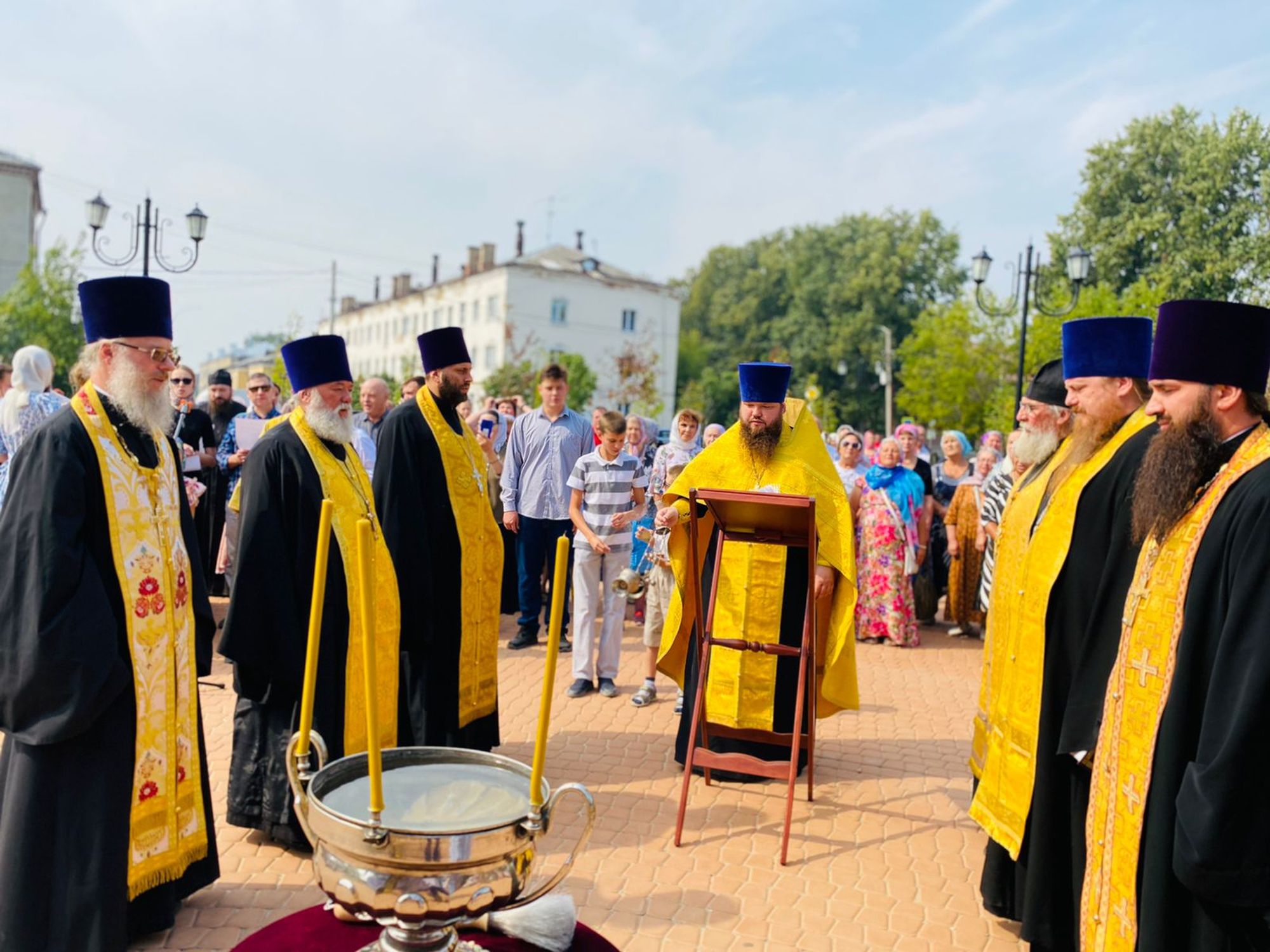 Освящение креста на купол Богоявленского храма посёлка Большие Дворы