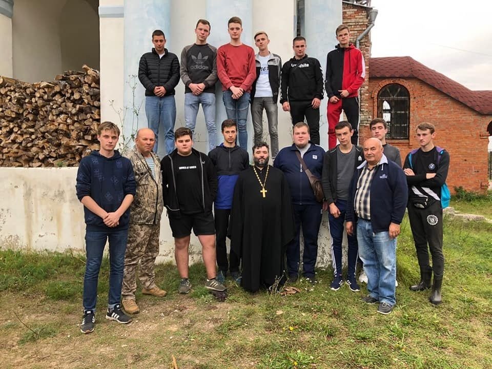 Волонтеры на приходе Ахтырского храма деревни Яковлево