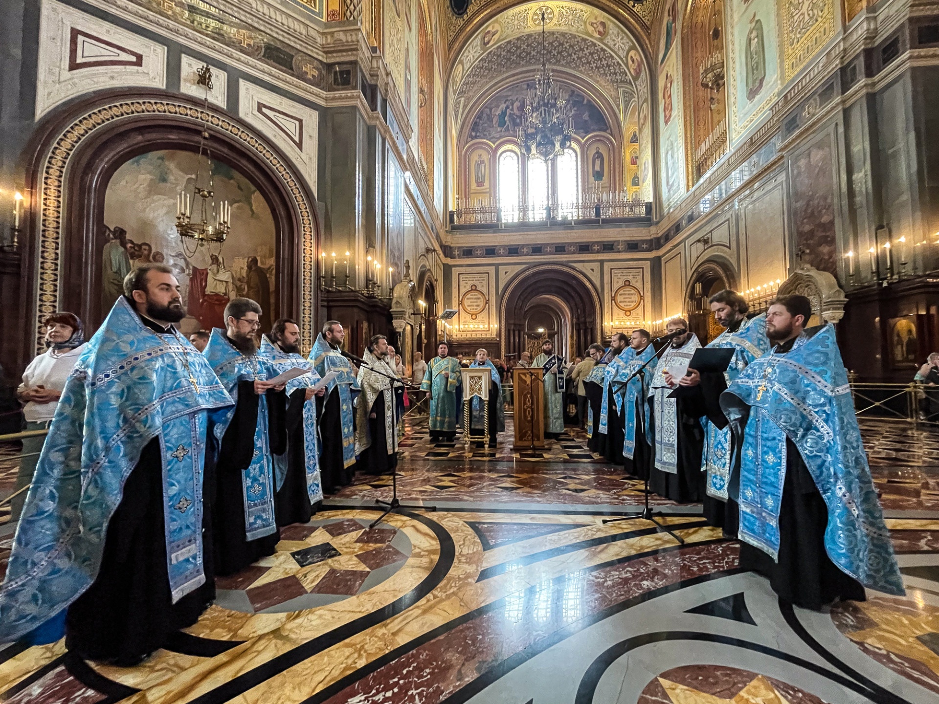 Духовенство Балашихинской епархии совершило молебное пение у иконы Божией Матери «Феодоровская» в Храме Христа Спасителя