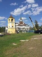 Освящение креста и купола в Троицком храме деревни Часовня