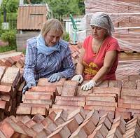 Паломники в Казанском храме села Полевшина