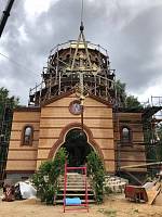 Воздвижение креста над Екатерининским храмом в Балашихе