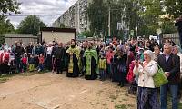 Воздвижение креста над Екатерининским храмом в Балашихе