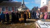Освящение куполов и крестов в Ахтырском храме деревни Яковлево