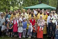 Богослужение на&nbsp;берегу лесного озера