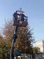 Установка креста на колокольню Екатерининского храма Балашихи