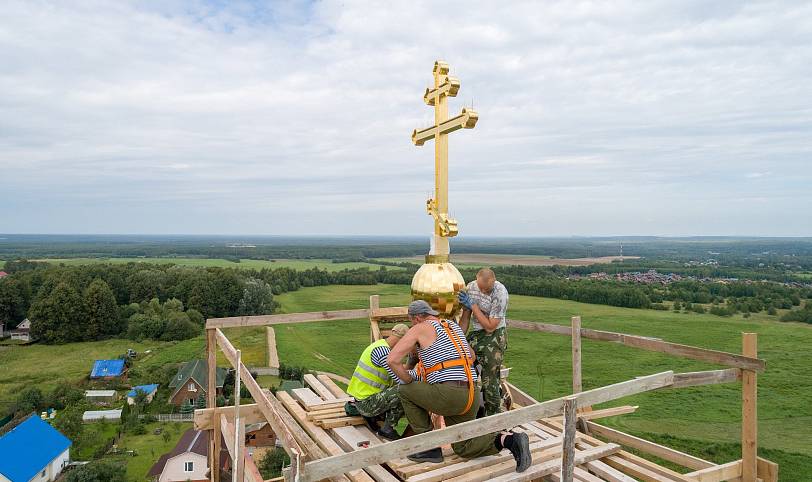Установка креста на колокольню храма иконы Божией Матери «Всех скорбящих Радость» в селе Пересветово