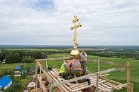 Установка креста на колокольню храма иконы Божией Матери «Всех скорбящих Радость» в селе Пересветово