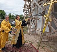 Установка креста на колокольню храма иконы Божией Матери «Всех скорбящих Радость» в селе Пересветово