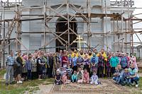 Установка креста на колокольню храма иконы Божией Матери «Всех скорбящих Радость» в селе Пересветово