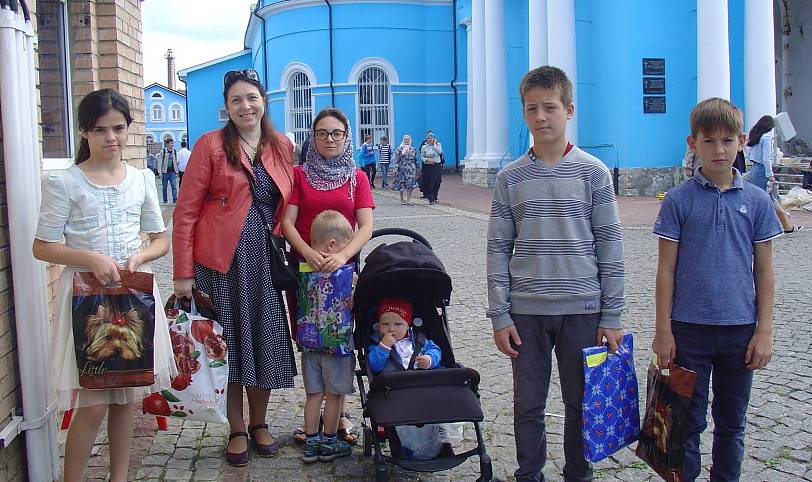 Вручение подарков школьникам из многодетных семей в Ногинске