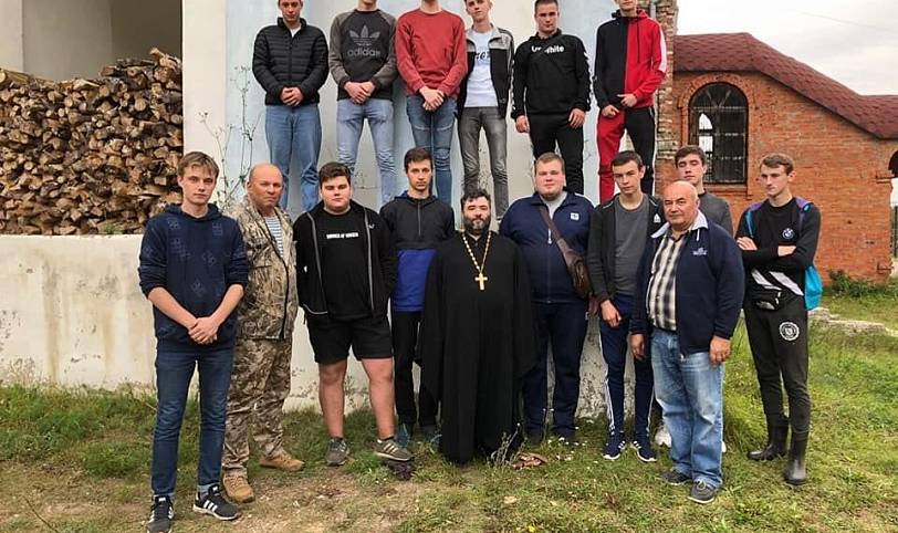 Волонтеры на приходе Ахтырского храма деревни Яковлево