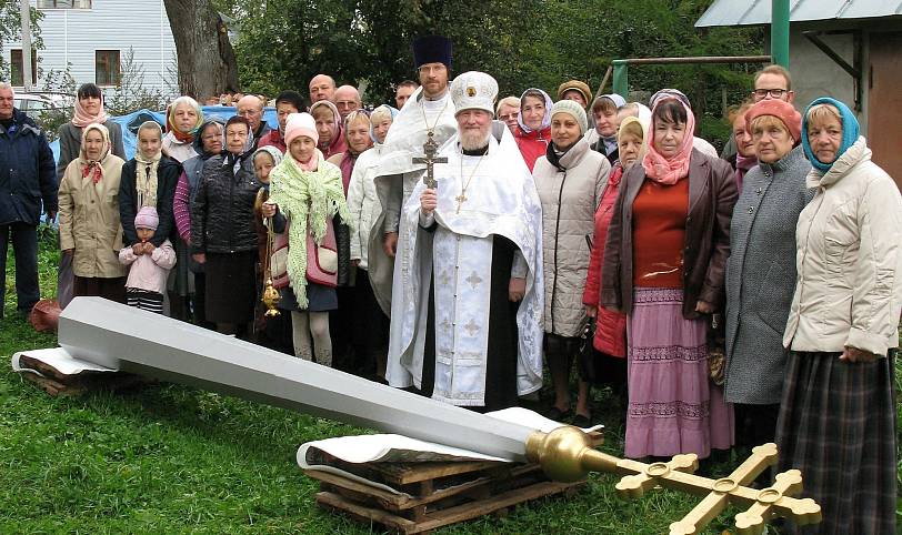 Установка креста на колокольню Казанского храма деревни Богослово