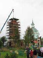 Установка креста на колокольню Казанского храма деревни Богослово