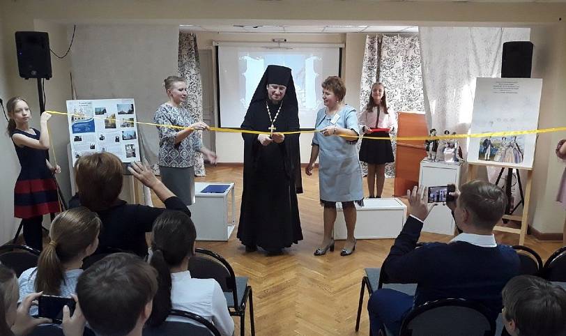 Открытие выставки в художественной школе в Павлине