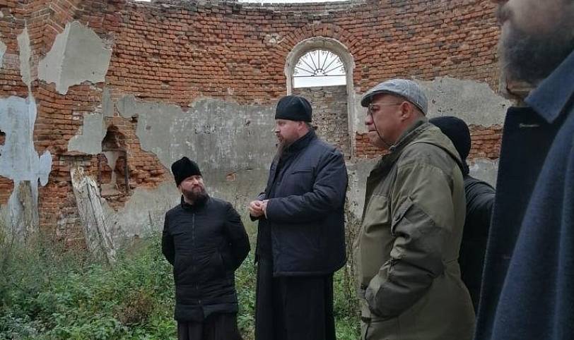 Выездное совещание по вопросам реставрации храма святителя Петра в деревне Авсюнино