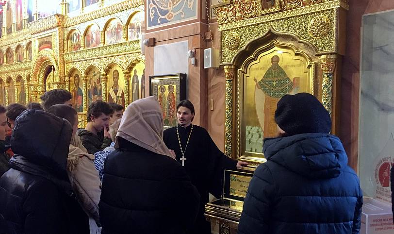 Школьники на выставке в Троицком храме Реутова