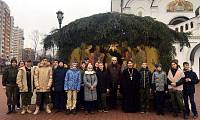 Школьники на выставке в Троицком храме Реутова