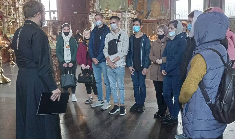 Учащиеся Щелковского колледжа в Троицком соборе